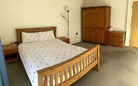 Huge Flat Sleeps 6+ Free Parking